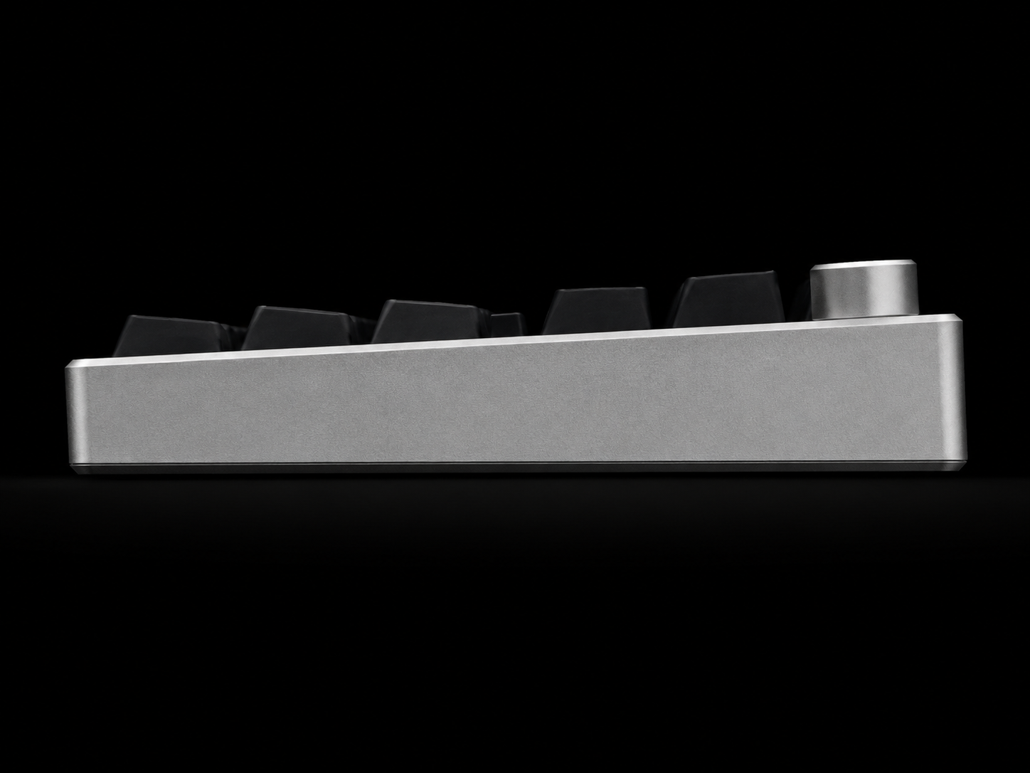 Side profile of the C01: the die-cast aluminum case, its front edge and the keycap row